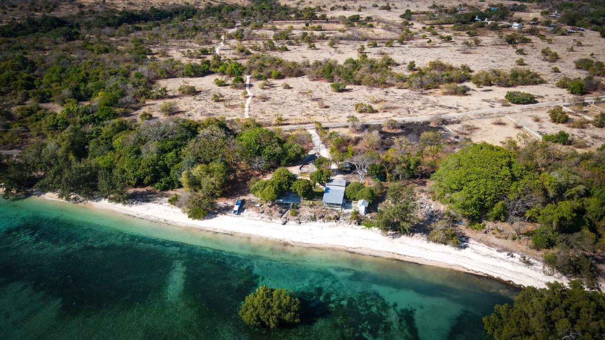 Bijna 2 hectare beachfront land te koop in oost Sumba